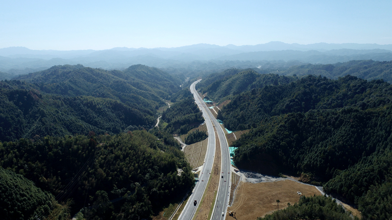 重大節(jié)點(diǎn)！宜遂高速P3標(biāo)主線瀝青面層全幅全線率先貫通